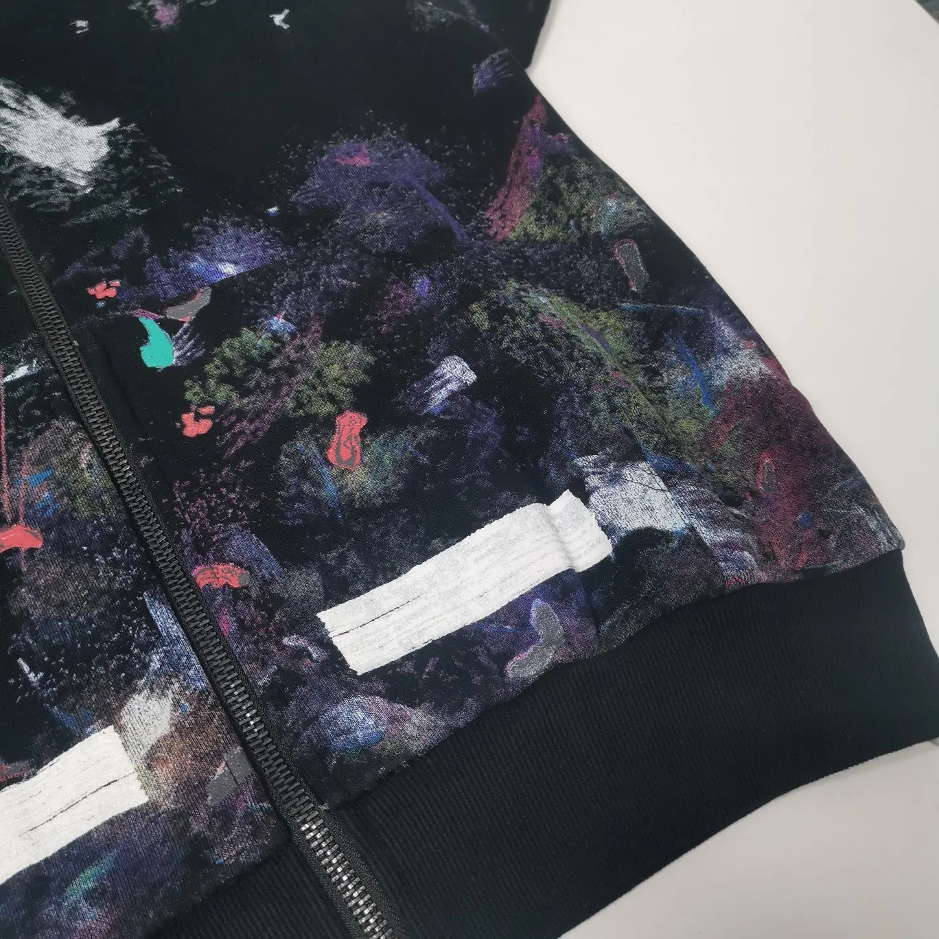 Details added: Spring and Autumn Starry Sky Fireworks Zipper - Top-Quality Tested Version OFFWHITE Starry Sky Fireworks Melbourne Limited Ink Splash Hoodie Hooded Zipper Jacket Sweater Fabric: Customized (more than 490 grams - double-ply large terry fabric at the counter) high-gram weight fabric makes the clothes look more textured, soft to the touch, super thick, classic version, small dropped shoulders, micro-profile! Pay attention to the important points~ The weight of more than 490 grams is not exaggerated and does not contain water. Those sellers who brag about the weight can only deceive novice customers. But when you get our goods, the weight and sinking are right there. You can taste it yourself, and the texture does not lie! (100% cotton fabric, no pilling) The white arrows on the back + the stripes on the arms are all made of foam and have a feel and protrusions. The fireworks color system is obtained through contrasting printing. There are eight panels in the whole body. Seven color sets and eight panels are printed in eight times. The first layer is gray, the second layer is white, the third layer is yellow, the fourth layer is green, the fifth layer is blue, the sixth layer is purple, the seventh layer is orange. The last layer is arrow paint printing. The seven colors are layered on each other, which will also create new colors. The arrows on the back and the front squares are first glued and then hung in four layers. The paint has an obvious concave and convex feeling. Quality speaks for itself in the details. The blue letters are electrostatic three-dimensional flocking, which is done separately and then printed through high-temperature thermal transfer‼ ️It can be called a fake killer, you can see that every detail on the clothes is ceiling craftsmanship‼ ️ Size chart